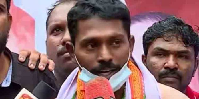 കള്ളക്കേസില് കുടുക്കി ; മാനനഷ്ട കേസ് നല്കും : എകെജി സെന്റര് ആക്രമണ കേസിലെ പ്രതി കള്ളക്കേസില് കുടുക്കി ; മാനനഷ്ട കേസ് നല്കും : എകെജി സെന്റര് ആക്രമണ കേസിലെ പ്രതി