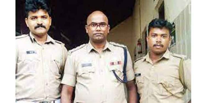 രക്തസമ്മര്ദം കുറഞ്ഞ് യുവതി റോഡില് വീണു ; രക്ഷയായത് പോലീസുകാര് രക്തസമ്മര്ദം കുറഞ്ഞ് യുവതി റോഡില് വീണു ; രക്ഷയായത് പോലീസുകാര്