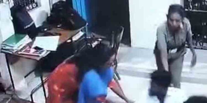 കിളികൊല്ലൂര് സംഭവം : കരസേനയുടെ മദ്രാസ് റെജിമെന്റില് നിന്നുള്ള ഉദ്യോഗസ്ഥര് വിഷ്ണുവിന്റെ വീട്ടിലെത്തി മൊഴി രേഖപ്പെടുത്തി കിളികൊല്ലൂര് സംഭവം : കരസേനയുടെ മദ്രാസ് റെജിമെന്റില് നിന്നുള്ള ഉദ്യോഗസ്ഥര് വിഷ്ണുവിന്റെ വീട്ടിലെത്തി മൊഴി രേഖപ്പെടുത്തി