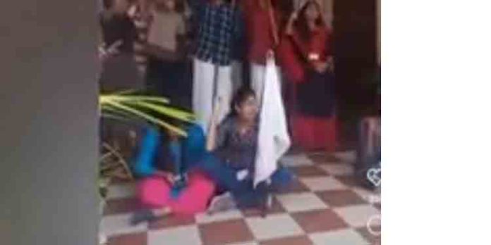 പത്തനംതിട്ട കാതോലിക്കേറ്റ് കോളജ് പ്രിന്സിപ്പലിന്റെ കയ്യും കാലും തലയും വെട്ടുമെന്ന മുദ്രാവാക്യവുമായി എസ്എഫ്ഐ പ്രവര്ത്തകര് പത്തനംതിട്ട കാതോലിക്കേറ്റ് കോളജ് പ്രിന്സിപ്പലിന്റെ കയ്യും കാലും തലയും വെട്ടുമെന്ന മുദ്രാവാക്യവുമായി എസ്എഫ്ഐ പ്രവര്ത്തകര്