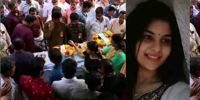 പ്രണയപ്പകയിൽ പൊലിഞ്ഞ വിഷ്ണുപ്രീയയുടെ സംസ്കാരം നടത്തി പ്രണയപ്പകയിൽ പൊലിഞ്ഞ വിഷ്ണുപ്രീയയുടെ സംസ്കാരം നടത്തി