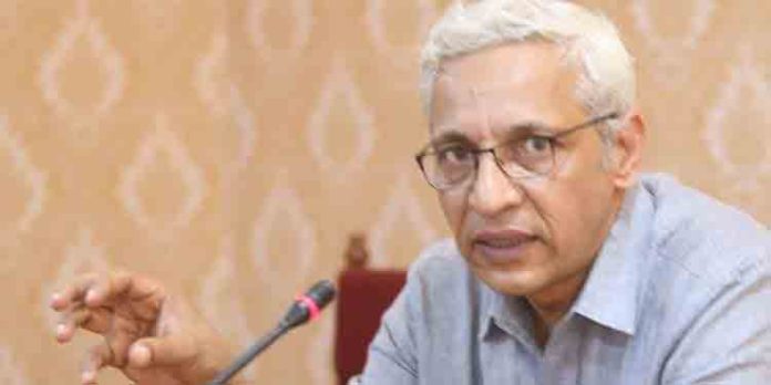 ഗവര്ണര് ആരിഫ് മുഹമ്മദ് ഖാനെ വെല്ലുവിളിച്ച് കണ്ണൂര് വി സി ഡോ.ഗോപിനാഥ് രവീന്ദ്രന് – രാജി നല്കില്ല … എന്താണ് നടപടിയെന്ന് നോക്കട്ടെ ഗവര്ണര് ആരിഫ് മുഹമ്മദ് ഖാനെ വെല്ലുവിളിച്ച് കണ്ണൂര് വി സി ഡോ.ഗോപിനാഥ് രവീന്ദ്രന് – രാജി നല്കില്ല … എന്താണ് നടപടിയെന്ന് നോക്കട്ടെ