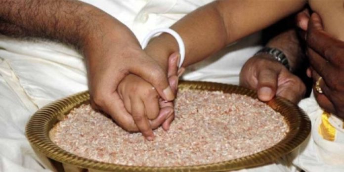 ഇന്ന് വിദ്യാരംഭം : കുരുന്നുകൾ അറിവിന്റെ ആദ്യക്ഷരം കുറിക്കുന്നു ഇന്ന് വിദ്യാരംഭം : കുരുന്നുകൾ അറിവിന്റെ ആദ്യക്ഷരം കുറിക്കുന്നു