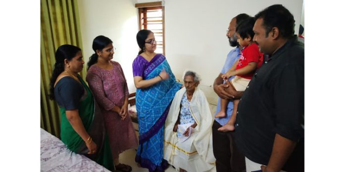 101 വയസുള്ള സമ്മതിദായകയെ ജില്ലാ കളക്ടര് വീട്ടിലെത്തി ആദരിച്ചു 101 വയസുള്ള സമ്മതിദായകയെ ജില്ലാ കളക്ടര് വീട്ടിലെത്തി ആദരിച്ചു