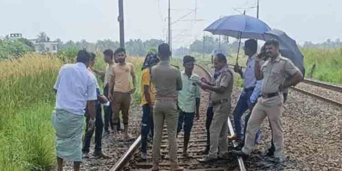 കാസര്ഗോഡ് രണ്ട് അന്യ സംസ്ഥാനത്തൊഴിലാളികളെ ട്രെയിന് തട്ടി മരിച്ച നിലയില് കണ്ടെത്തി കാസര്ഗോഡ് രണ്ട് അന്യ സംസ്ഥാനത്തൊഴിലാളികളെ ട്രെയിന് തട്ടി മരിച്ച നിലയില് കണ്ടെത്തി
