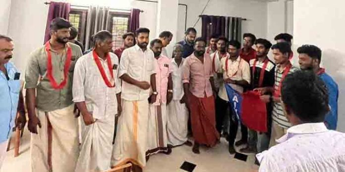തീക്കോയിയില് സിപിഎം പ്രവര്ത്തകര് സിപിഐ യില് ചേര്ന്നു തീക്കോയിയില് സിപിഎം പ്രവര്ത്തകര് സിപിഐ യില് ചേര്ന്നു