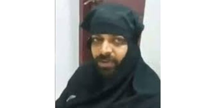 ചിക്കന് പോക്സെന്ന് വാദം, പർദ ധരിച്ച് നടന്ന പൂജാരിയെ പോലീസ് പിടികൂടി ചിക്കന് പോക്സെന്ന് വാദം, പർദ ധരിച്ച് നടന്ന പൂജാരിയെ പോലീസ് പിടികൂടി
