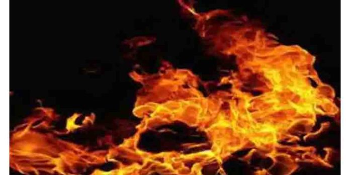 വിവാഹാഭ്യർത്ഥന നിരസിച്ചു ; യുവാവ് യുവതിയുടെ വീടിന് മുന്നില് തീ കൊളുത്തി ആത്മഹത്യക്ക് ശ്രമിച്ചു വിവാഹാഭ്യർത്ഥന നിരസിച്ചു ; യുവാവ് യുവതിയുടെ വീടിന് മുന്നില് തീ കൊളുത്തി ആത്മഹത്യക്ക് ശ്രമിച്ചു