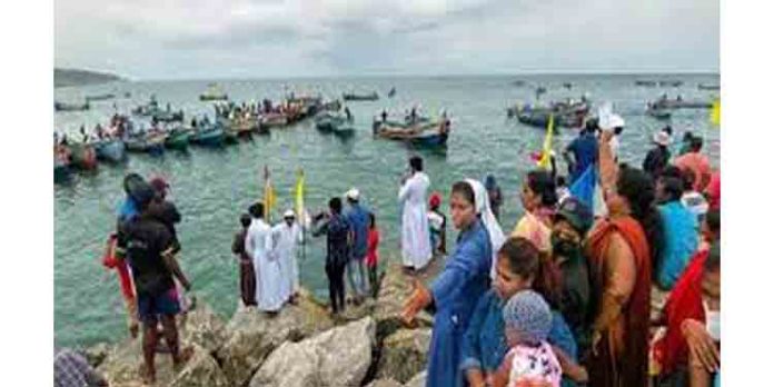 വിഴിഞ്ഞം തുറമുഖ നിര്മ്മാണവുമായി ബന്ധപ്പെട്ടുള്ള കോടതിയലക്ഷ്യ ഹര്ജികള് ഇന്ന് വീണ്ടും ഹൈക്കോടതിയില് വിഴിഞ്ഞം തുറമുഖ നിര്മ്മാണവുമായി ബന്ധപ്പെട്ടുള്ള കോടതിയലക്ഷ്യ ഹര്ജികള് ഇന്ന് വീണ്ടും ഹൈക്കോടതിയില്