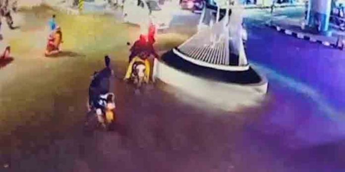 എടപ്പാളിലെ സ്ഫോടനo : ഇരുചക്ര വാഹനത്തിലെത്തിയവര് തീകൊളുത്തുന്ന ദ്യശ്യം പുറത്ത് എടപ്പാളിലെ സ്ഫോടനo : ഇരുചക്ര വാഹനത്തിലെത്തിയവര് തീകൊളുത്തുന്ന ദ്യശ്യം പുറത്ത്