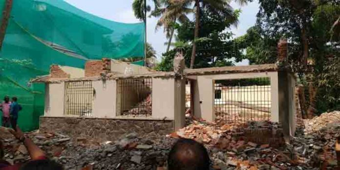 മരടിൽ കെട്ടിടം തകർന്നു വീണ് രണ്ടുപേർ മരിച്ചു മരടിൽ കെട്ടിടം തകർന്നു വീണ് രണ്ടുപേർ മരിച്ചു
