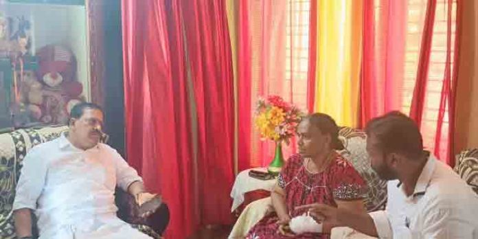 പെരുനാട്ടില് ആത്മഹത്യ ചെയ്ത ബാബുവിന്റെ വീട് ബിജെപി ദേശീയ നിർവാഹക സമിതിയംഗം പി.കെ.കൃഷ്ണദാസ് സന്ദർശിച്ചു പെരുനാട്ടില് ആത്മഹത്യ ചെയ്ത ബാബുവിന്റെ വീട് ബിജെപി ദേശീയ നിർവാഹക സമിതിയംഗം പി.കെ.കൃഷ്ണദാസ് സന്ദർശിച്ചു
