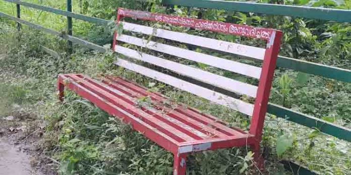 കോന്നി പഞ്ചായത്തിന്റെ അനാസ്ഥ ; പതിനഞ്ച് ലക്ഷം രൂപ ചെലവഴിച്ച മഠത്തിൽ കാവിലെ വിശ്രമ കേന്ദ്രം കാടുകയറുന്നു കോന്നി പഞ്ചായത്തിന്റെ അനാസ്ഥ ; പതിനഞ്ച് ലക്ഷം രൂപ ചെലവഴിച്ച മഠത്തിൽ കാവിലെ വിശ്രമ കേന്ദ്രം കാടുകയറുന്നു