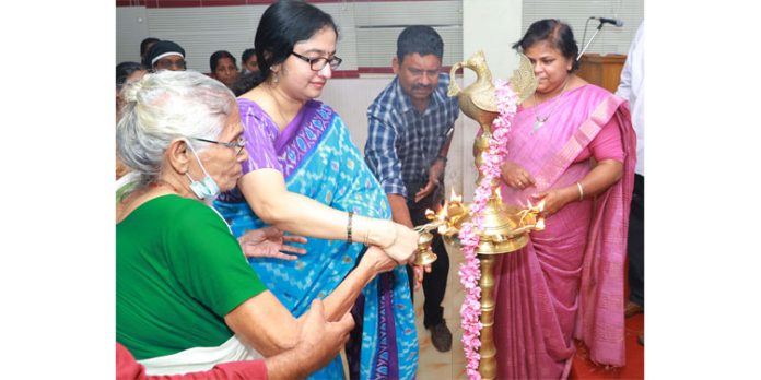ജീവിത മാതൃകയും വഴി കാട്ടിയുമായതില് വലിയൊരു ശതമാനം വയോധികര് : ജില്ലാ കളക്ടര് ജീവിത മാതൃകയും വഴി കാട്ടിയുമായതില് വലിയൊരു ശതമാനം വയോധികര് : ജില്ലാ കളക്ടര്