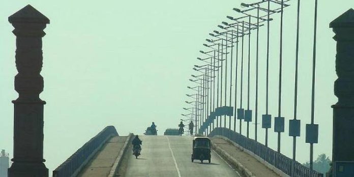 എറണാകുളം ഗോശ്രീ പാലത്തിൽ നിന്ന് യുവതി കായലിൽ ചാടി എറണാകുളം ഗോശ്രീ പാലത്തിൽ നിന്ന് യുവതി കായലിൽ ചാടി