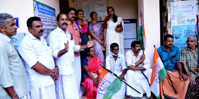 തൊഴിൽ ഉറപ്പ് തൊഴിൽ നിഷേധം ; കോൺഗ്രസ് ധർണ്ണ നടത്തി തൊഴിൽ ഉറപ്പ് തൊഴിൽ നിഷേധം ; കോൺഗ്രസ് ധർണ്ണ നടത്തി