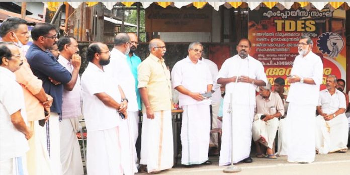 തിരുവിതാംകൂര് ദേവസ്വം ബോര്ഡ് ജീവനക്കാരുടേയും പെന്ഷന്കാരുടേയും അവകാശങ്ങള് സംരക്ഷിക്കണം ; പ്രൊഫ. സതീഷ് കൊച്ചുപറമ്പില് തിരുവിതാംകൂര് ദേവസ്വം ബോര്ഡ് ജീവനക്കാരുടേയും പെന്ഷന്കാരുടേയും അവകാശങ്ങള് സംരക്ഷിക്കണം ; പ്രൊഫ. സതീഷ് കൊച്ചുപറമ്പില്