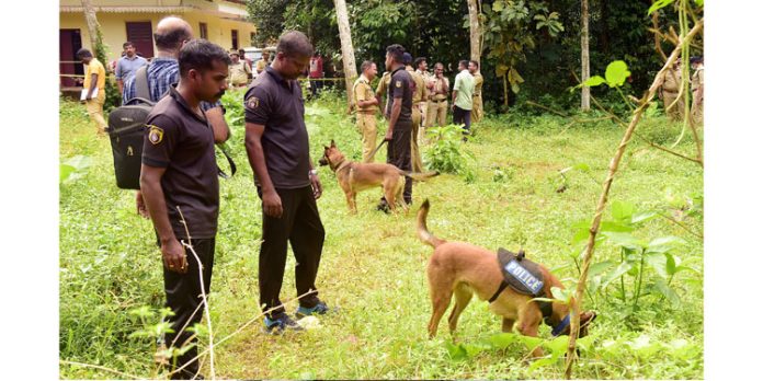 വീട്ടിനുള്ളിലെ ഫ്രിഡ്ജിൽ രക്തക്കറ കണ്ടെത്തി ; ഷാഫിയുടെ വിരലടയാളവും കിട്ടി വീട്ടിനുള്ളിലെ ഫ്രിഡ്ജിൽ രക്തക്കറ കണ്ടെത്തി ; ഷാഫിയുടെ വിരലടയാളവും കിട്ടി