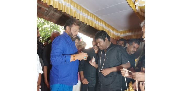 അയ്യപ്പ സത്രം : മണികണ്ഠൻമാർക്ക് വ്രതമാല ചാർത്തി സുരേഷ് ഗോപി അയ്യപ്പ സത്രം : മണികണ്ഠൻമാർക്ക് വ്രതമാല ചാർത്തി സുരേഷ് ഗോപി