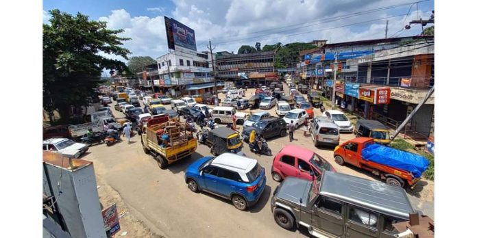 ഗതാഗതക്കുരുക്ക് അഴിയാതെ റാന്നി ഗതാഗതക്കുരുക്ക് അഴിയാതെ റാന്നി