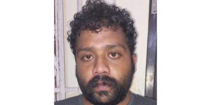 യുവതിയെ തൂങ്ങിമരിച്ചനിലയിൽ കണ്ട സംഭവത്തിൽ ഭർത്താവിനെ അറസ്റ്റ് ചെയ്തു യുവതിയെ തൂങ്ങിമരിച്ചനിലയിൽ കണ്ട സംഭവത്തിൽ ഭർത്താവിനെ അറസ്റ്റ് ചെയ്തു