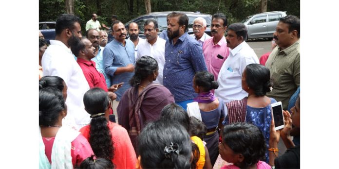 റാന്നി താലൂക്കിൽ നടന്ന അയ്യപ്പ ഭക്ത സംഗമത്തിൽ ചലച്ചിത്ര നടൻ സുരേഷ് ഗോപി പങ്കെടുത്തു റാന്നി താലൂക്കിൽ നടന്ന അയ്യപ്പ ഭക്ത സംഗമത്തിൽ ചലച്ചിത്ര നടൻ സുരേഷ് ഗോപി പങ്കെടുത്തു