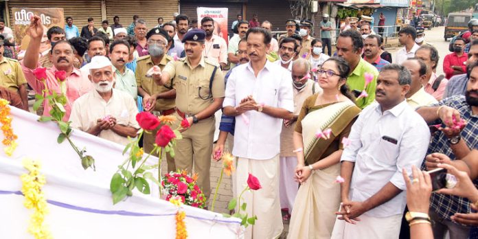 ലളിതമായ ചടങ്ങുകളോടെ ഗാന്ധിജയന്തി വാരാചരണത്തിന് തുടക്കമായി ; ഹാരാര്പ്പണവും പുഷ്പാര്ച്ചനയും നടത്തി ലളിതമായ ചടങ്ങുകളോടെ ഗാന്ധിജയന്തി വാരാചരണത്തിന് തുടക്കമായി ; ഹാരാര്പ്പണവും പുഷ്പാര്ച്ചനയും നടത്തി