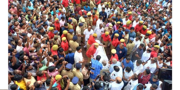 പൂക്കളർപ്പിച്ച് ജന്മനാട് ; കോടിയേരിയുടെ ഭൗതീകശരീരം തലശേരി ടൗൺ ഹാളിൽ എത്തിച്ചു പൂക്കളർപ്പിച്ച് ജന്മനാട് ; കോടിയേരിയുടെ ഭൗതീകശരീരം തലശേരി ടൗൺ ഹാളിൽ എത്തിച്ചു