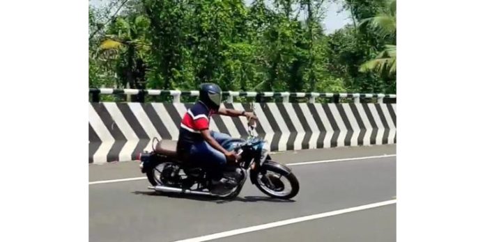 റോഡിൽ ബൈക്ക് അഭ്യാസം നടത്തുന്നവരെ പിടിക്കാൻ സ്പെഷ്യൽ ഡ്രൈവ് റോഡിൽ ബൈക്ക് അഭ്യാസം നടത്തുന്നവരെ പിടിക്കാൻ സ്പെഷ്യൽ ഡ്രൈവ്