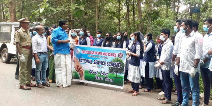വന്യജീവിവാരാഘോഷത്തിന്റെ ഭാഗമായി ശുചീകരണ പ്രവര്ത്തനങ്ങള് നടത്തി വന്യജീവിവാരാഘോഷത്തിന്റെ ഭാഗമായി ശുചീകരണ പ്രവര്ത്തനങ്ങള് നടത്തി