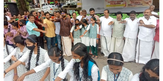 ലഹരിക്കെതിരെ പ്രചാരണവുമായി അടൂര് നഗരത്തില് മനുഷ്യചങ്ങല സംഘടിപ്പിച്ചു ലഹരിക്കെതിരെ പ്രചാരണവുമായി അടൂര് നഗരത്തില് മനുഷ്യചങ്ങല സംഘടിപ്പിച്ചു