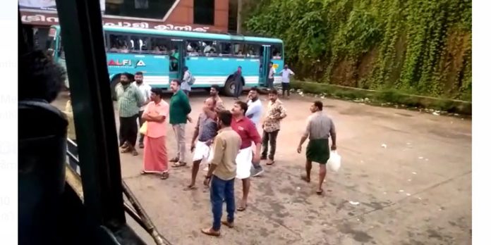 ഡ്യൂട്ടിക്കിടെ വനിതാ കണ്ടക്ടറെ മുണ്ടുപൊക്കി കാണിച്ച സംഭവം ; പോലീസിനെതിരെ ഗുരുതര ആരോപണവുമായി കെഎസ്ആർടിസി ഡ്യൂട്ടിക്കിടെ വനിതാ കണ്ടക്ടറെ മുണ്ടുപൊക്കി കാണിച്ച സംഭവം ; പോലീസിനെതിരെ ഗുരുതര ആരോപണവുമായി കെഎസ്ആർടിസി