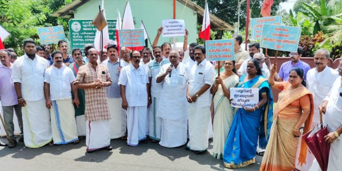 റബ്ബർ ഷീറ്റ് കത്തിച്ചു പ്രതിഷേധ ധർണ്ണ നടത്തി റബ്ബർ ഷീറ്റ് കത്തിച്ചു പ്രതിഷേധ ധർണ്ണ നടത്തി