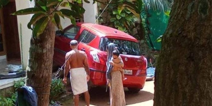 മാതാവ് മുന്നോട്ടെടുത്ത കാറിടിച്ച് മൂന്നര വയസുകാരി മരിച്ചു മാതാവ് മുന്നോട്ടെടുത്ത കാറിടിച്ച് മൂന്നര വയസുകാരി മരിച്ചു