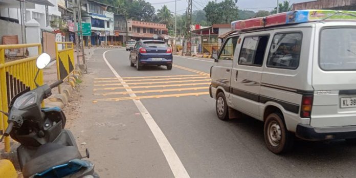 റാന്നി ടൗണിൽ സുരക്ഷാ വരകള് നോക്കുകുത്തിയാകുന്നു റാന്നി ടൗണിൽ സുരക്ഷാ വരകള് നോക്കുകുത്തിയാകുന്നു