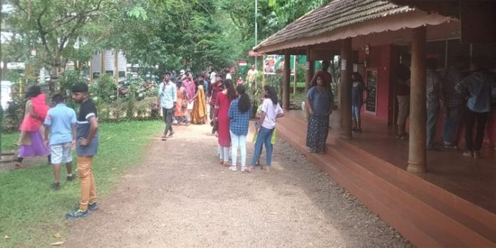 മഹാനവമി ദിനത്തിൽ കോന്നി ഇക്കോ ടൂറിസം സെന്ററിൽ വൻതിരക്ക് മഹാനവമി ദിനത്തിൽ കോന്നി ഇക്കോ ടൂറിസം സെന്ററിൽ വൻതിരക്ക്