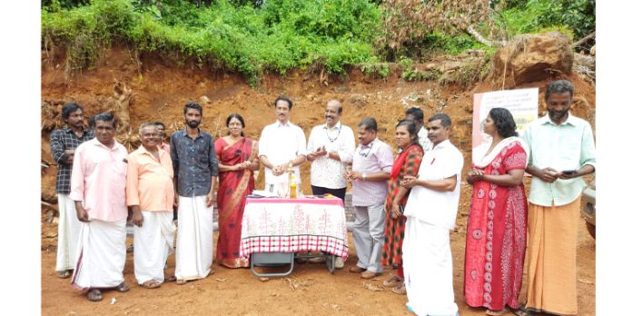 പറയനാലി പട്ടികജാതി കോളനി മണ്ണ് സംരക്ഷണ പ്രവര്ത്തനങ്ങള്ക്ക് തുടക്കമായി പറയനാലി പട്ടികജാതി കോളനി മണ്ണ് സംരക്ഷണ പ്രവര്ത്തനങ്ങള്ക്ക് തുടക്കമായി