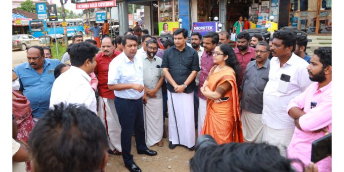 കോന്നി ടൗണിലെ റോഡ് നിര്മാണം : കരാര് കമ്പനി പ്രതിനിധികള്ക്ക് മന്ത്രിയുടെ പരസ്യ ശാസന കോന്നി ടൗണിലെ റോഡ് നിര്മാണം : കരാര് കമ്പനി പ്രതിനിധികള്ക്ക് മന്ത്രിയുടെ പരസ്യ ശാസന