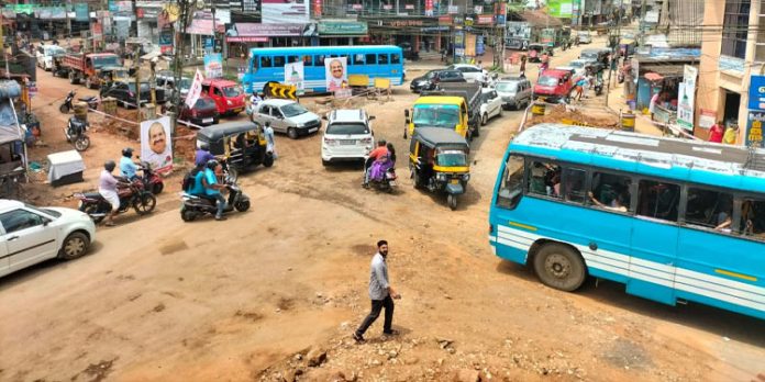 കോന്നിയിലെ അനധികൃത പാർക്കിങ് ഗതാഗത കുരുക്ക് വർധിപ്പിക്കുന്നു കോന്നിയിലെ അനധികൃത പാർക്കിങ് ഗതാഗത കുരുക്ക് വർധിപ്പിക്കുന്നു