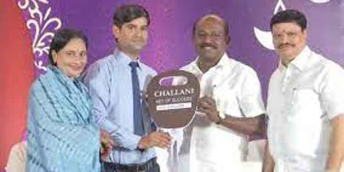 ജീവനക്കാര്ക്ക് 10 കാറുകളും 20 ബൈക്കുകളും ദീപാവലി സമ്മാനമായി നല്കി ചെന്നൈ ജുവലറി ഉടമ ജീവനക്കാര്ക്ക് 10 കാറുകളും 20 ബൈക്കുകളും ദീപാവലി സമ്മാനമായി നല്കി ചെന്നൈ ജുവലറി ഉടമ