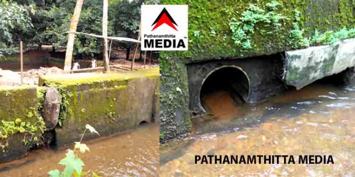 വയല് നികത്താന് മൈലപ്രാ വലിയതോടിന്റെ ഗതിമാറ്റി ഒഴുക്കി ; റവന്യൂ വകുപ്പ് കയ്യുംകെട്ടി നോക്കിയിരുന്നു വയല് നികത്താന് മൈലപ്രാ വലിയതോടിന്റെ ഗതിമാറ്റി ഒഴുക്കി ; റവന്യൂ വകുപ്പ് കയ്യുംകെട്ടി നോക്കിയിരുന്നു