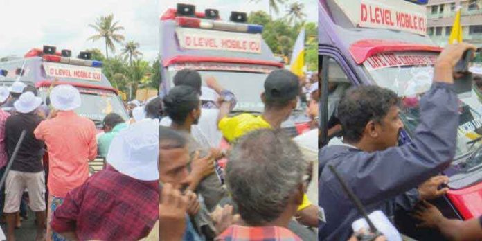 ആംബുലൻസ് തടഞ്ഞ് വിഴിഞ്ഞം സമരക്കാരുടെ പ്രതിഷേധം ആംബുലൻസ് തടഞ്ഞ് വിഴിഞ്ഞം സമരക്കാരുടെ പ്രതിഷേധം