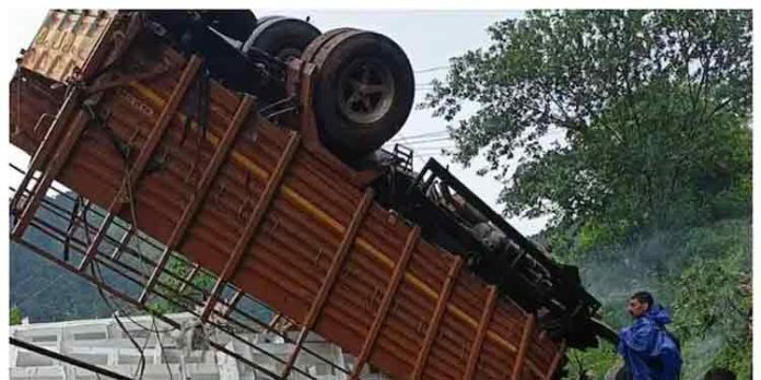 കൊട്ടിയൂർ – മാനന്തവാടി ചുരം റോഡിൽ ലോറി മറിഞ്ഞ് ഗതാഗതകുരുക്ക് കൊട്ടിയൂർ – മാനന്തവാടി ചുരം റോഡിൽ ലോറി മറിഞ്ഞ് ഗതാഗതകുരുക്ക്