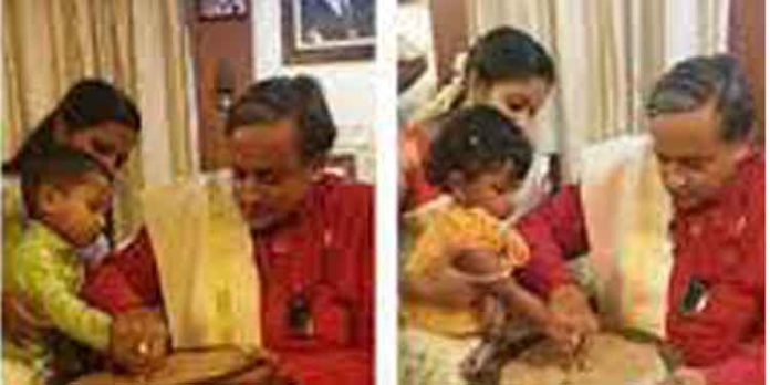 വിജയദശമി ദിനത്തിൽ കുഞ്ഞുങ്ങളെ ആദ്യാക്ഷരം എഴുതിച്ച് ശശി തരൂർ വിജയദശമി ദിനത്തിൽ കുഞ്ഞുങ്ങളെ ആദ്യാക്ഷരം എഴുതിച്ച് ശശി തരൂർ