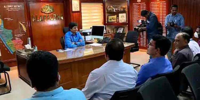 ആലപ്പുഴയിൽ പക്ഷിപ്പനി വ്യാപകമാവുന്ന സാഹചര്യത്തിൽ പ്രതിരോധ നടപടികൾ വിലയിരുത്താൻ വിദഗ്ധ സംഘം ജില്ലയിൽ പര്യടനം തുടങ്ങി ആലപ്പുഴയിൽ പക്ഷിപ്പനി വ്യാപകമാവുന്ന സാഹചര്യത്തിൽ പ്രതിരോധ നടപടികൾ വിലയിരുത്താൻ വിദഗ്ധ സംഘം ജില്ലയിൽ പര്യടനം തുടങ്ങി