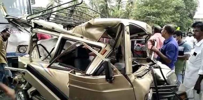 യൂ-ടേൺ എടുക്കുന്നതിനിടയിൽ ബസ് വാനില് ഇടിച്ച് അപകടം യൂ-ടേൺ എടുക്കുന്നതിനിടയിൽ ബസ് വാനില് ഇടിച്ച് അപകടം