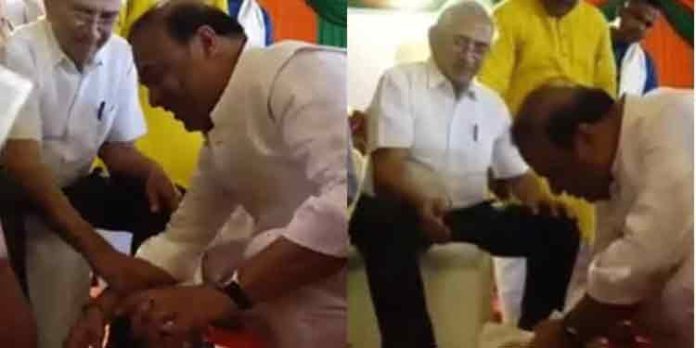ബിജെപി നേതാക്കളുടെ കാൽ കഴുകിത്തുടച്ച് അസം മുഖ്യമന്ത്രി ബിജെപി നേതാക്കളുടെ കാൽ കഴുകിത്തുടച്ച് അസം മുഖ്യമന്ത്രി