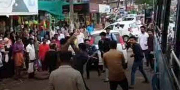 ഹോണടിച്ചതില് തര്ക്കം : സ്വകാര്യ ബസ് ജീവനക്കാര്ക്ക് നേരെ മർദനം ഹോണടിച്ചതില് തര്ക്കം : സ്വകാര്യ ബസ് ജീവനക്കാര്ക്ക് നേരെ മർദനം