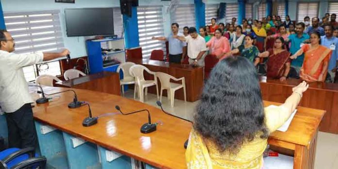 കളക്ടറേറ്റ് ജീവനക്കാര് ദേശീയ ഏകതാ ദിന പ്രതിജ്ഞയെടുത്തു കളക്ടറേറ്റ് ജീവനക്കാര് ദേശീയ ഏകതാ ദിന പ്രതിജ്ഞയെടുത്തു