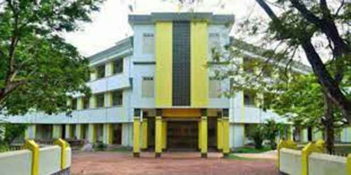 എസ് എൻ കോളേജിൽ റാഗ് ചെയ്ത സംഭവം : നടപടി സ്വീകരിച്ച് കോളേജ് അധികൃതർ എസ് എൻ കോളേജിൽ റാഗ് ചെയ്ത സംഭവം : നടപടി സ്വീകരിച്ച് കോളേജ് അധികൃതർ